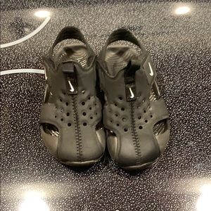Nike toddler boy sandals. 7C